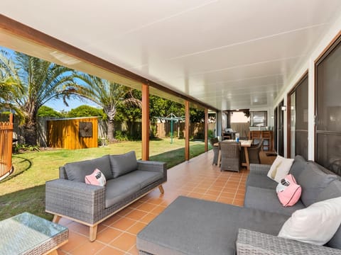 Coastal Soul - Family Entertainer with Pool House in Tweed Heads