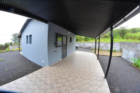Maison d'une chambre avec vue sur la mer jardin clos et wifi a Saint Joseph House in Réunion
