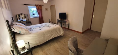 Bed, TV and multimedia, Photo of the whole room, Bedroom