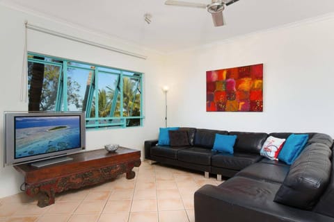 The Beach Shack 3BR Waterfront Resort, Own WIFI Apartment in Cairns