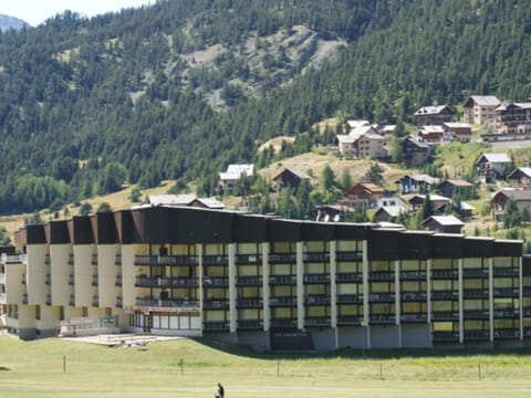 Studio rénové, accès pistes, parking - FR-1-445-146 Apartment in Montgenèvre