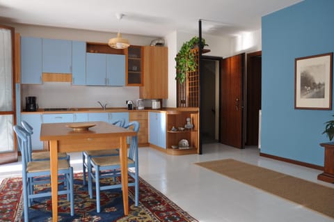 Coffee/tea facilities, Kitchen or kitchenette, Living room, Seating area, Dining area