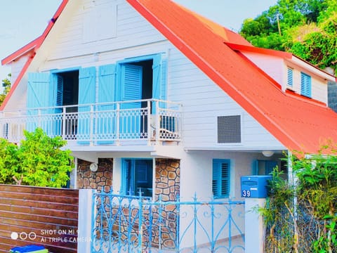 Location Maison Bleue avec piscine privative au Carbet Martinique House in Martinique