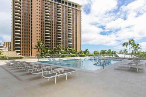 Ilikai Tower 1 Bedroom City View Condos with Private Lanai & Free Wifi! Apartment in Honolulu