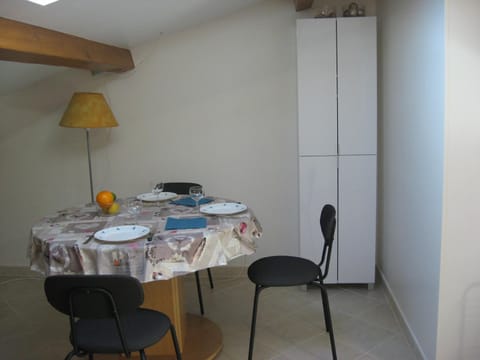T 2 avec velux au 1er étage de 34 m2 Appartement in La Londe-les-Maures