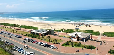 Communal lounge/ TV room, Day, People, Beach, Beach, Sea view, Street view, Sunrise