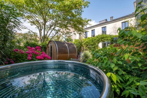 Escale Rochelaise, gîte urbain avec SPA bain nordique et sauna tonneau House in La Rochelle