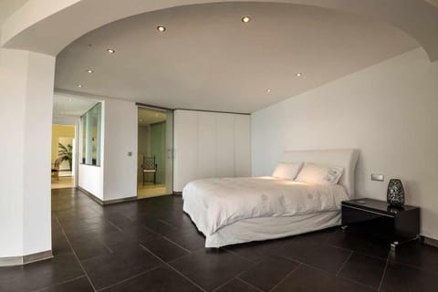 Zula House - Stunning designer villa in spectacular location Bed and Breakfast in Caniço