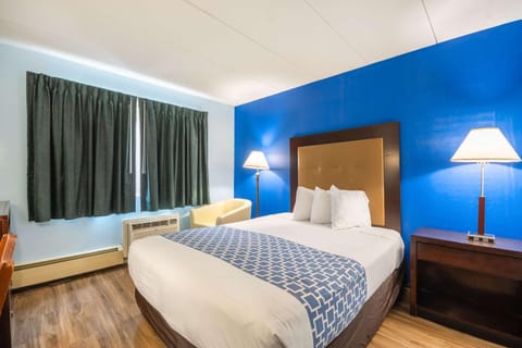 Econo Lodge Inn & Suites Windsor Hotel in Windsor Locks