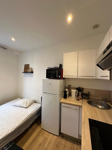 Bed, Kitchen or kitchenette