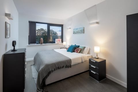 St Albans City Apartments - Near Luton Airport and Harry Potter World Condo in St Albans