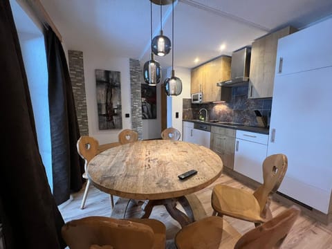 Kitchen or kitchenette, Dining area