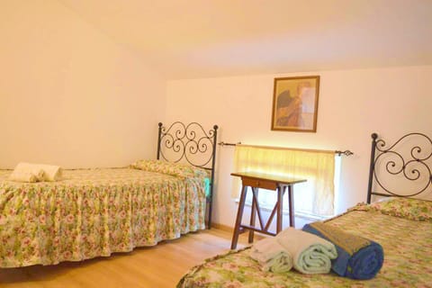 One bedroom apartement with shared pool enclosed garden and wifi at Fabriano Apartment in Fabriano