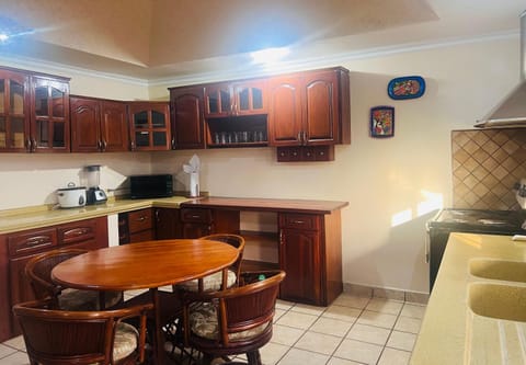 Kitchen or kitchenette, Dining area, oven