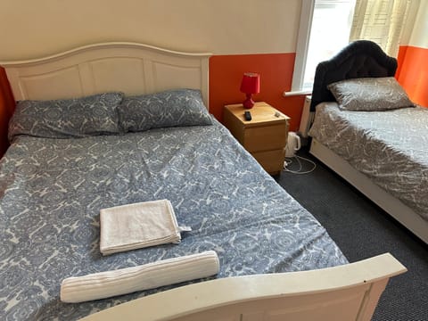 Malvern Lodge Guest House- Close to Beach, Train Station & Southend Airport Bed and Breakfast in Southend-on-Sea