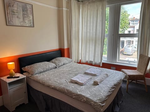 Malvern Lodge Guest House- Close to Beach, Train Station & Southend Airport Bed and Breakfast in Southend-on-Sea