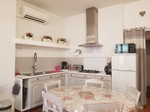 Kitchen or kitchenette, Dining area