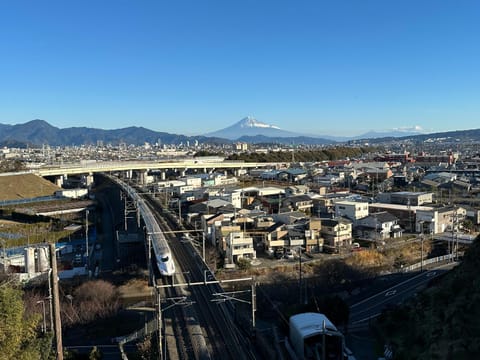 海と山に囲まれた静かな港町の オーシャンビュー 個室ゲストハウスEat&Stay ROMEY Bed and Breakfast in Shizuoka Prefecture