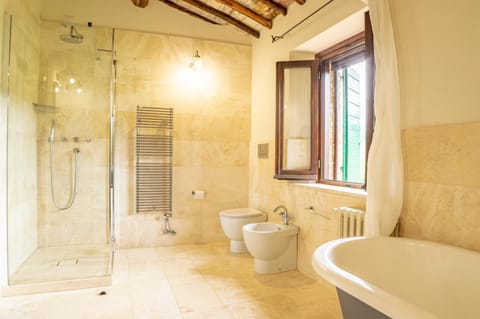 Podere Bargnano Cetona, Sleeps 14, Pool, WiFi, Air conditioning Chalet in Umbria