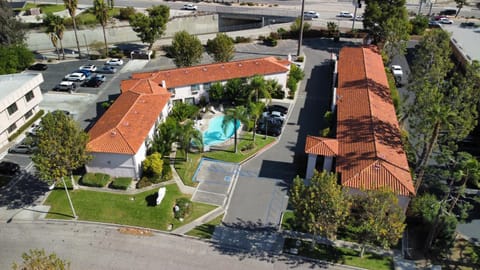 Property building, Bird's eye view, Pool view, Swimming pool, Parking