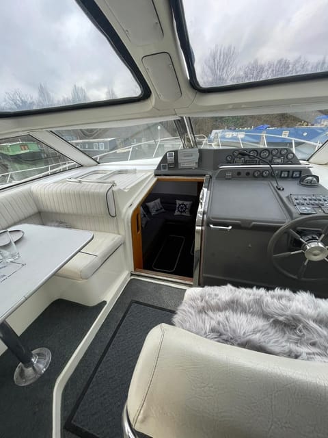 Luxury boat Angelegtes Boot in Staines-upon-Thames