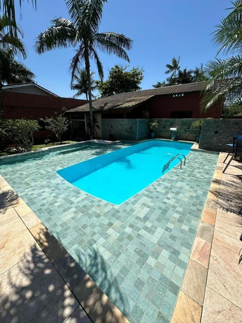 Casa com piscina em boraceia a 400 metros da praia House in Bertioga
