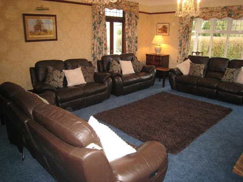 Ashleigh House - HOT TUB, Snooker table, Sleeps 24 House in Wychavon District