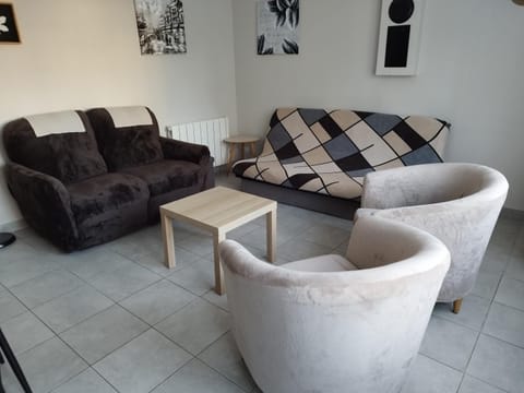 Tribu du ZOO Saint Aignan centre 3ch Jardin et Parking privé clos de murs House in Centre-Val de Loire