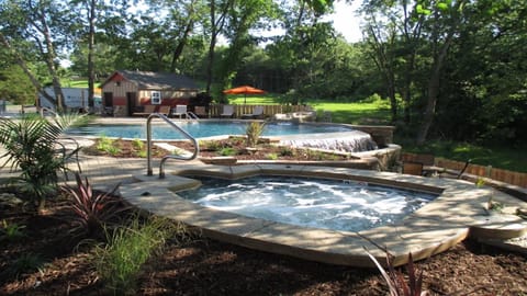 Chalets Resort LAKEFRONT Cottage Free Amenities Amazing views Kayaks 2 Pools House in Table Rock Lake