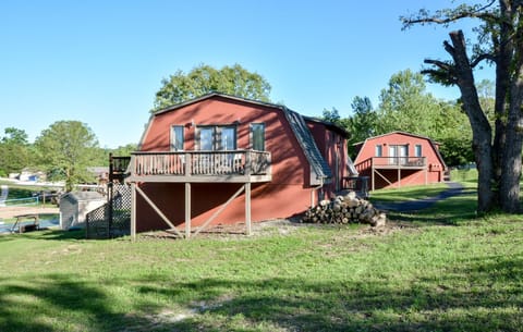 Chalets Resort LAKEFRONT Cottage Free Amenities Amazing views Kayaks 2 Pools House in Table Rock Lake