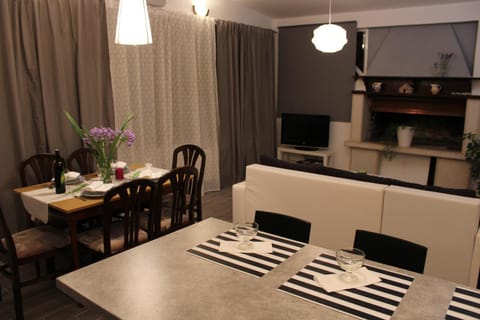 TV and multimedia, Living room, Seating area, Dining area