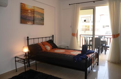 Studio with shower room E3, full kitchen, poolside, FREE WIFI Condo in Peyia