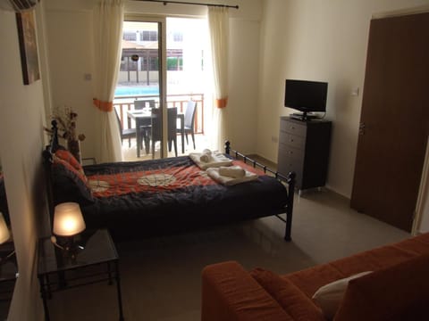 Studio with shower room E3, full kitchen, poolside, FREE WIFI Wohnung in Peyia