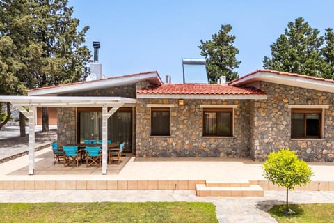 Property building, Patio, Garden, Dining area, Garden view