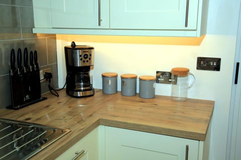 A Modern, Comfy Newly Remodeled 2bd House House in Barking