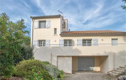 Amazing Home In Thzan-ls-bziers With Kitchen Maison in Béziers