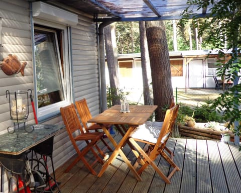 Property building, Balcony/Terrace, Dining area