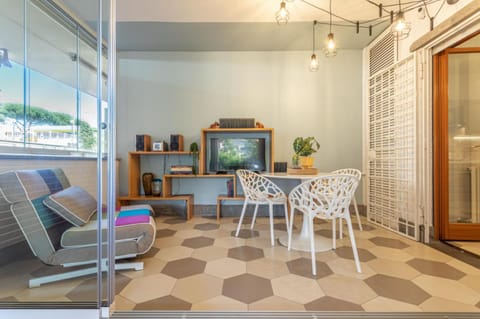 TV and multimedia, Living room, Seating area, Dining area