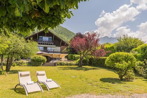 Chalet de charme avec Ponton privé et Accès direct au lac, 4ch 8 pers, Exclusivité LLA Selections by Location lac Annecy House in Menthon-Saint-Bernard