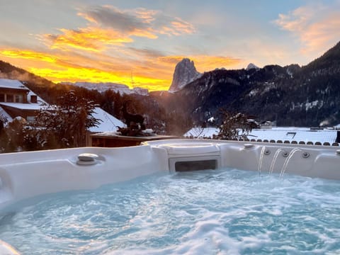 Nearby landmark, Natural landscape, Hot Tub, Mountain view, Sunrise