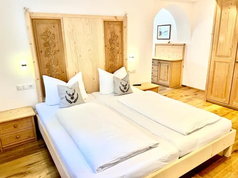 Bed, Photo of the whole room, Bedroom, internet, wardrobe