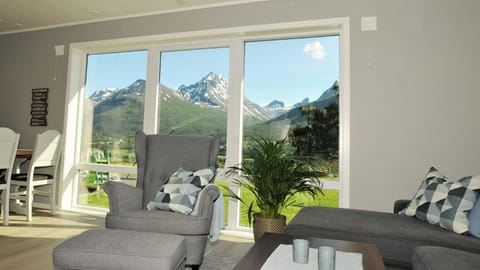 Day, Summer, Living room, Seating area, Mountain view