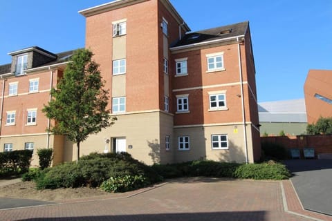 Central, Stylish 2-bed Apartment, with allocated parking Condo in Wakefield