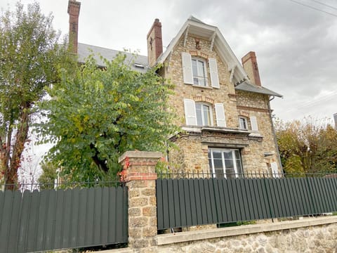 Les Chambres de LOUIS Bed and breakfast in Versailles