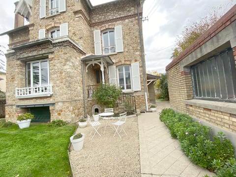 Les Chambres de LOUIS Bed and Breakfast in Versailles