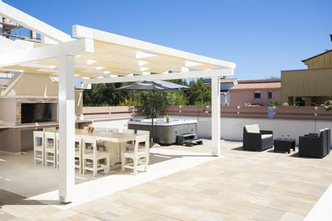 Patio, Day, BBQ facilities, Seating area, Dining area