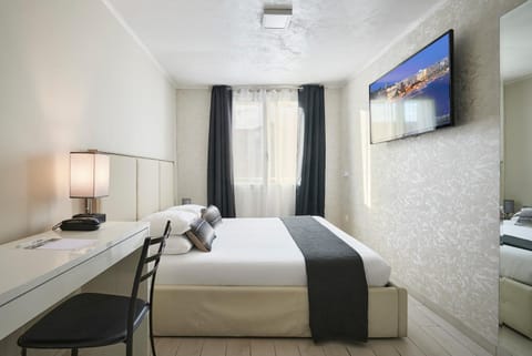 Bed, TV and multimedia, Bedroom