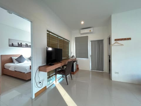 Communal lounge/ TV room, Bed, TV and multimedia, Living room, Photo of the whole room, Evening entertainment, Bedroom, air conditioner