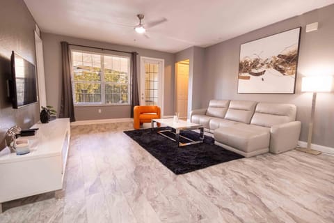 DISNEY PARKS- International Dr - Orlando Luxury Condominium- Fully Equipped - 3bed & 2 bath- Condo in Orlando