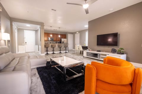 DISNEY PARKS- International Dr - Orlando Luxury Condominium- Fully Equipped - 3bed & 2 bath- Condo in Orlando